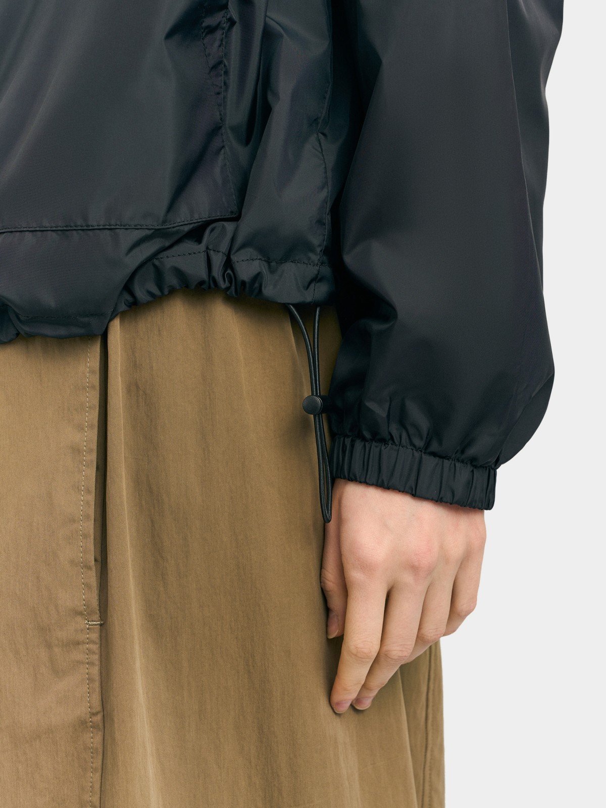 Куртка-ветровка с капюшоном без утеплителя