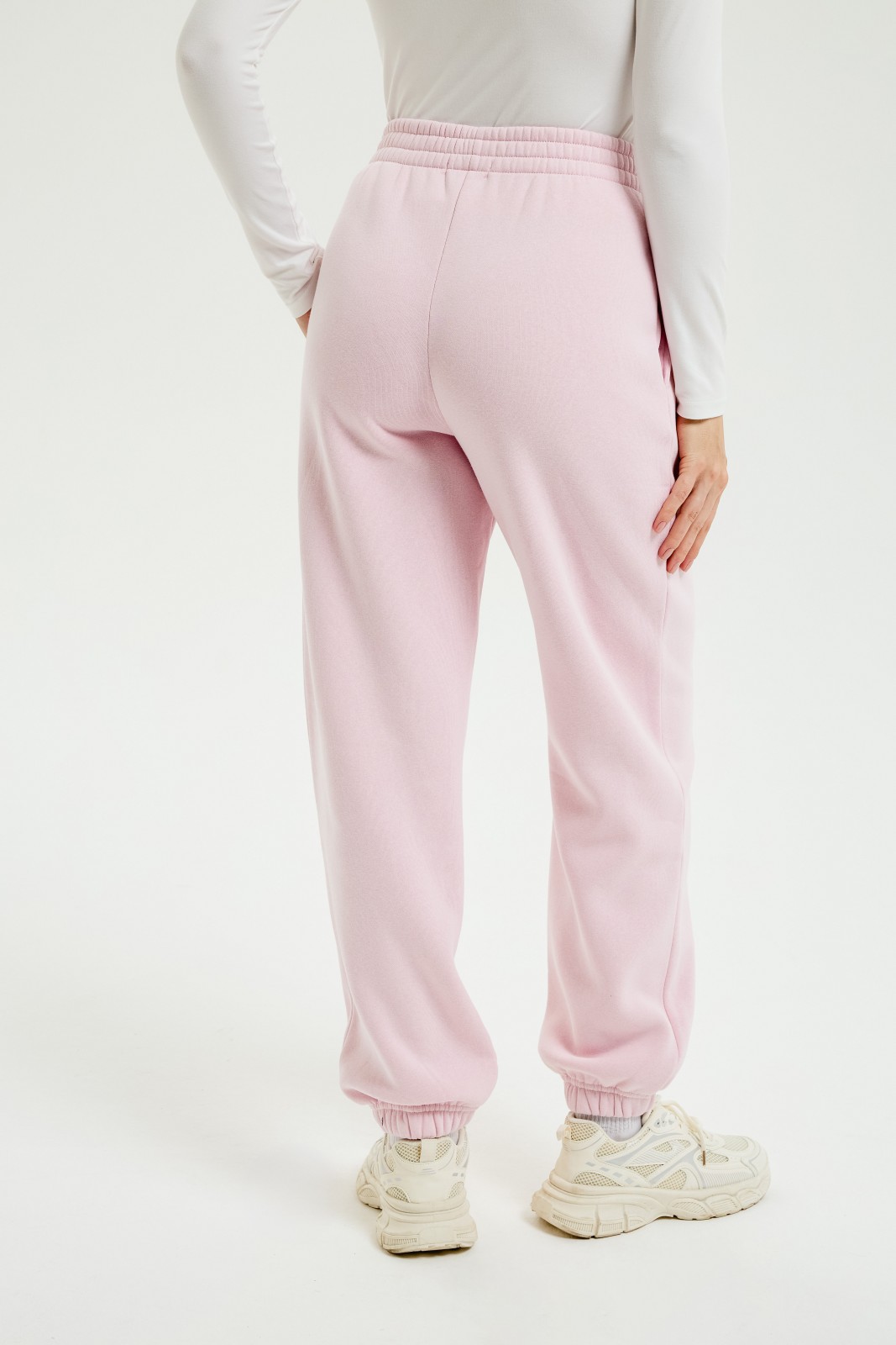 Утеплённые брюки-джоггеры на резинке