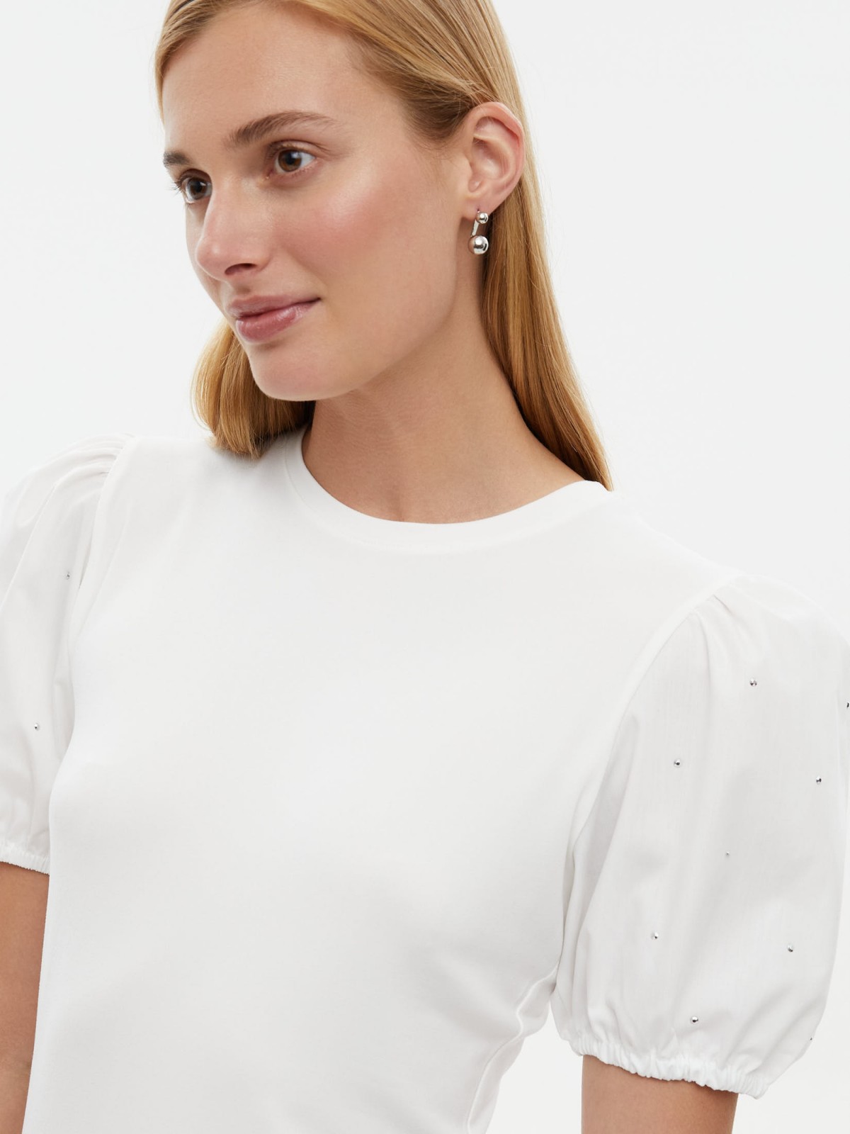 Трикотажный топ-футболка с акцентом на рукавах