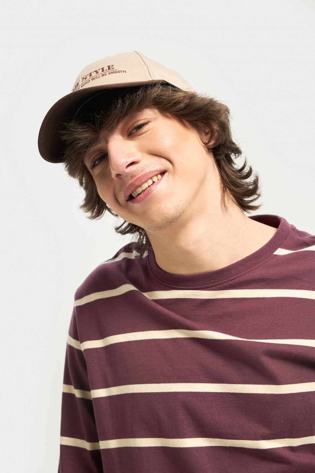 Тканевая бейсболка с контрастным козырьком