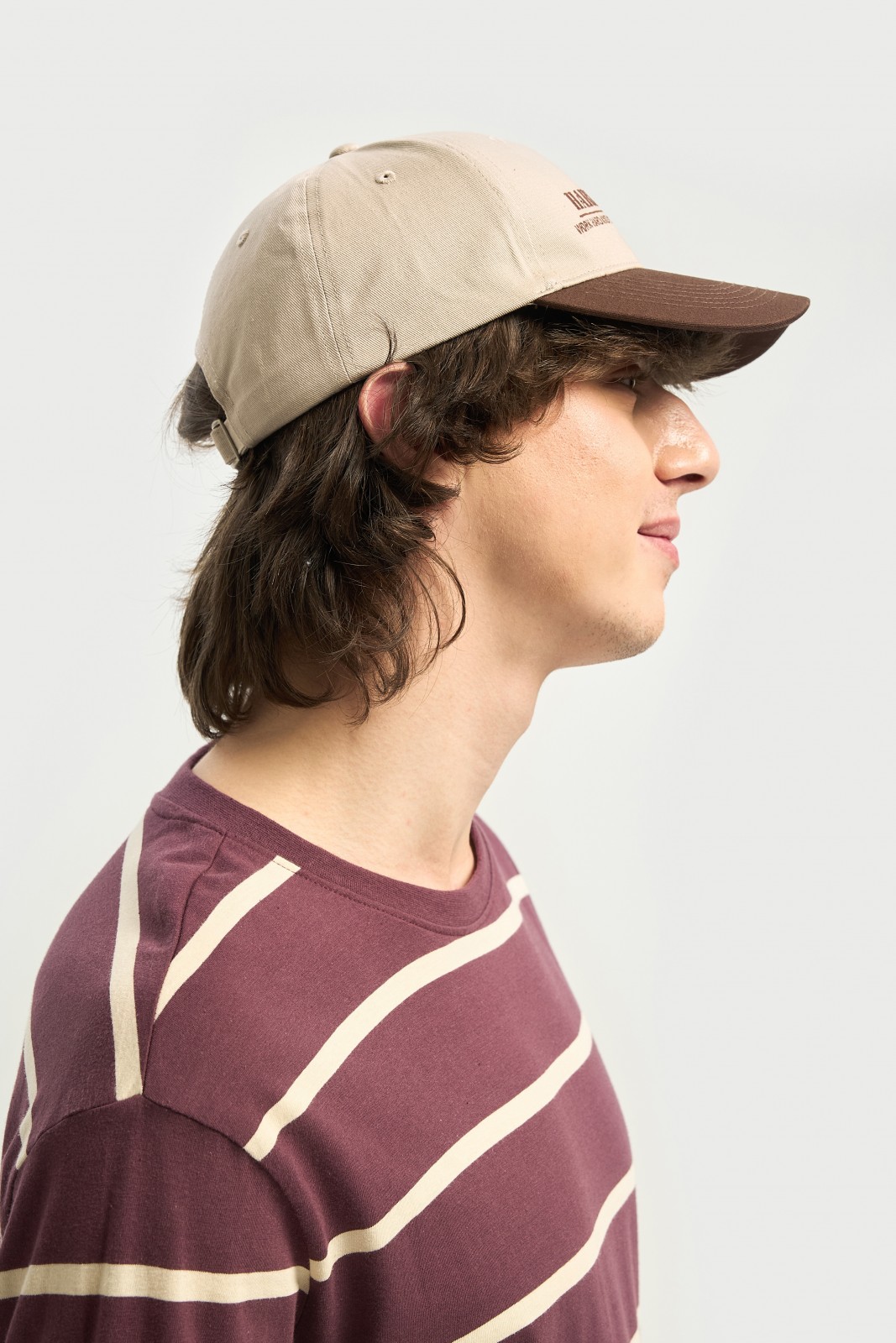 Тканевая бейсболка с контрастным козырьком