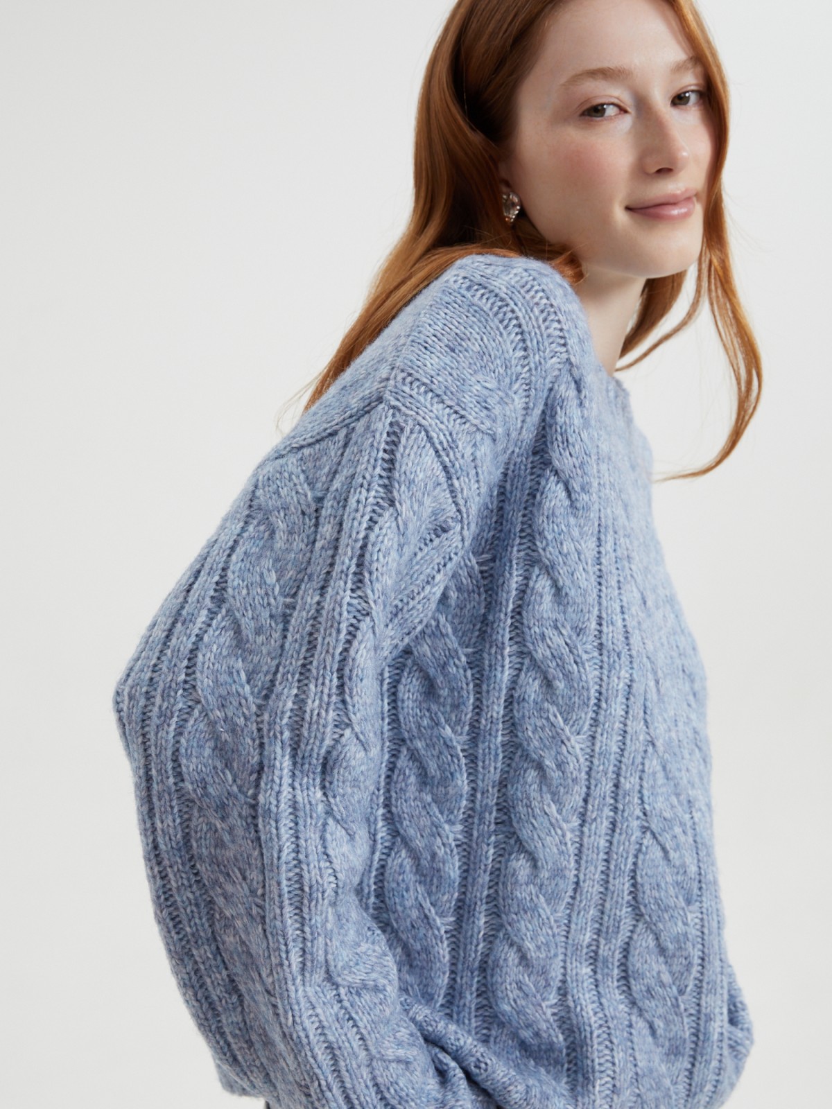 Вязаный джемпер с узором косы