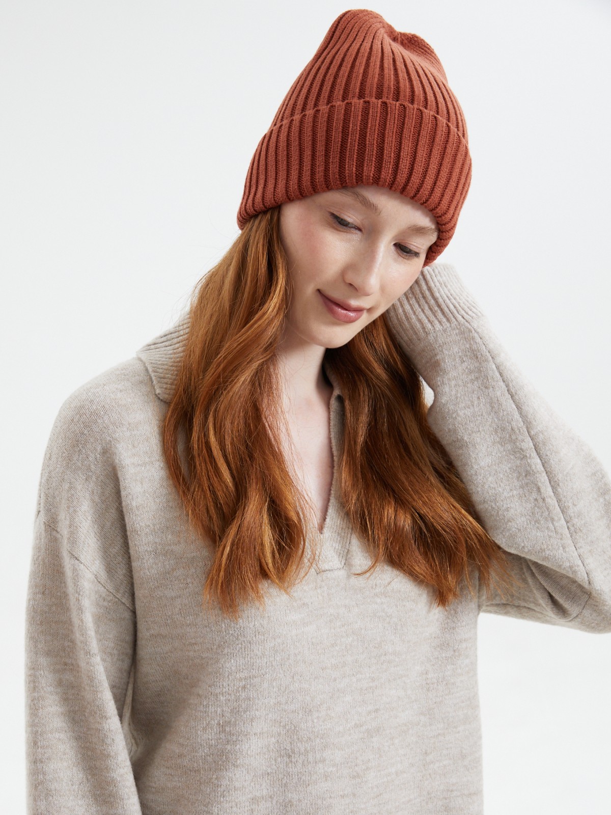 Вязаная шапка-бини с отворотом