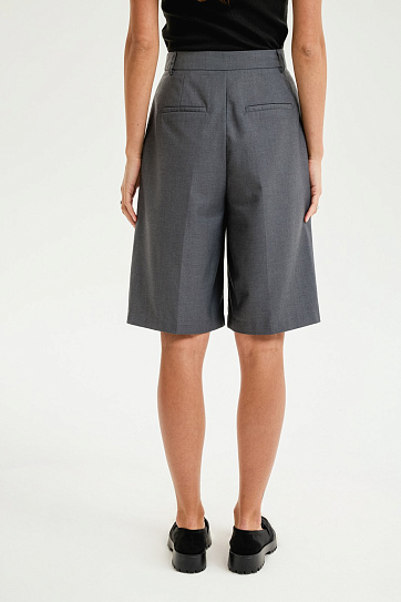 Удлинённые шорты-бермуды со стрелками