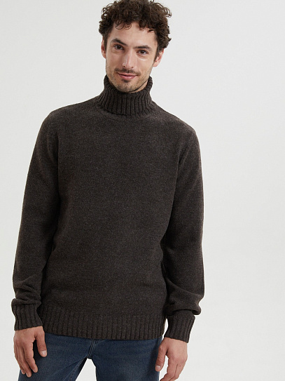 Вязаный свитер с горлом и длинным рукавом