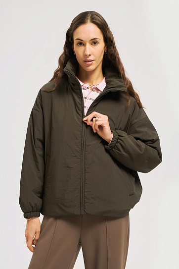 Тёплая короткая куртка с высоким воротником