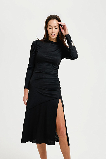 Трикотажное платье миди с разрезом