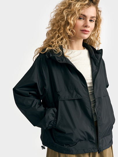 Куртка-ветровка с капюшоном без утеплителя