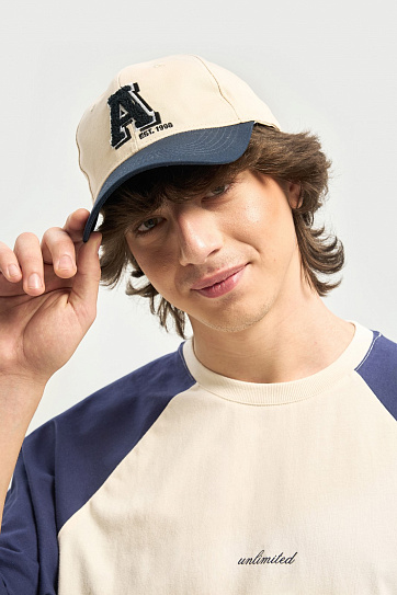 Тканевая бейсболка с контрастным козырьком