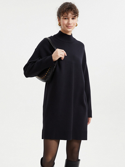 Вязаное платье-свитер с горлом