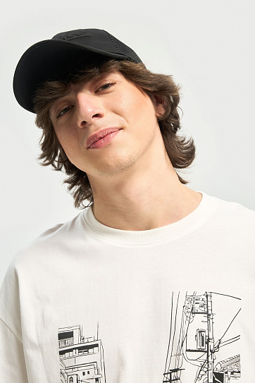 Бейсболка с полукруглым козырьком и сеткой